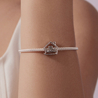 Charme de maison familiale plaqué argent avec accent diamant, taille brillant rond, style classique, cadeau de bijoux unisexe