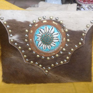 กระเป๋างานราตรีสไตล์โบฮีเมียนหนังแท้เงื้อมมือที่สง่างาม - Product Image 1