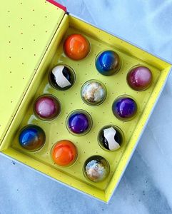 Grands boîtes-cadeaux écologiques en <span class=keywords><strong>chocolat</strong></span> biodégradable avec fermeture magnétique Impression UV Doublure en plastique transparent Inserts de plateau personnalisés - Product Image 1