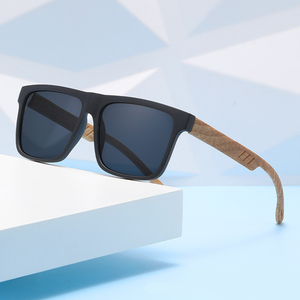 Promotion Lunettes <span class=keywords><strong>de</strong></span> <span class=keywords><strong>soleil</strong></span> carrées en <span class=keywords><strong>bois</strong></span> <span class=keywords><strong>de</strong></span> bambou vintage noires à miroir bon marché pour hommes UV400 avec logo personnalisé - Product Image 3