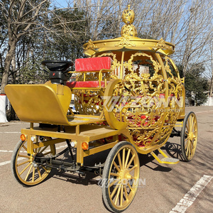 Chariot électrique en forme de citrouille dorée avec intérieur rouge pour transport de mariage en extérieur - Product Image 3