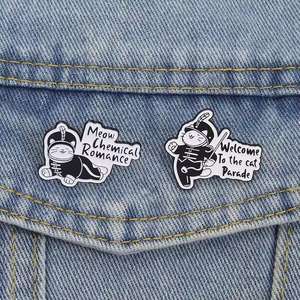 Broches <span class=keywords><strong>de</strong></span> Aleación <span class=keywords><strong>de</strong></span> Zinc con Esmalte, Diseño <span class=keywords><strong>de</strong></span> Uniforme <span class=keywords><strong>de</strong></span> Dibujos Animados, Color Negro, Venta al Por Mayor Sin Pedido Mínimo, Ideal para Desfiles, Meow Chemical <span class=keywords><strong>Romance</strong></span> - Product Image 2