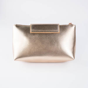 Bolsa de maquillaje de moda de fábrica ISO BSCI, bolsa de cosméticos de cuero de Metal brillante para conveniencia de cosméticos - Product Image 6