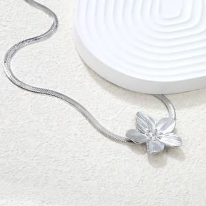 Collar de Cadena con Colgante de Flor de Acero Inoxidable, Joyería de Moda, Resistente al Agua, Chapado en Oro de 18K, Collar Grueso para Mujer - Product Image 5