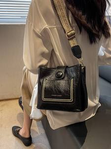 Sac fourre-tout tendance de haute qualité, polyvalent, au style unique, avec bandoulière réglable, grande capacité et forme de sac seau - Product Image 3