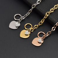 Bracelet pour femme en acier inoxydable plaqué or avec fermoir à bascule et breloque cœur en zircon cubique