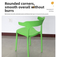 Chaise de salle à manger en PP colorée pour usine, tables et chaises en plastique pour extérieur, café, usage domestique ou hôtelier, design économique pour restaurant