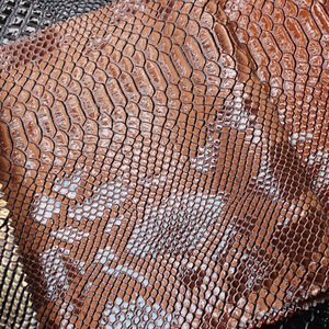 Pelle Sintetica PU con Motivo a Scaglie Metalliche Lucide Effetto Pelle di Pitone per Abbigliamento - Product Image 4