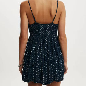 Vestido de mujer de longitud mini, formal, vintage, con encaje bordado y lunares, con escote de tirantes y hombros descubiertos. - Product Image 2