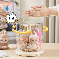 En stock figurines en peluche Pop suspendues boîte de présentation de jouets ronde avec crochets empilable boîte de rangement de poupée transparente à rotation automatique