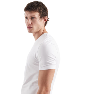 T-shirt da uomo girocollo in cotone di alta qualità, personalizzabile con stampa logo, vestibilità aderente, 100% cotone, colore bianco - Product Image 4