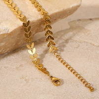 Nouveau modèle de bijoux bohème en acier inoxydable, chaîne de cheville de plage en forme de flèche en feuille d'or 18K pour femmes