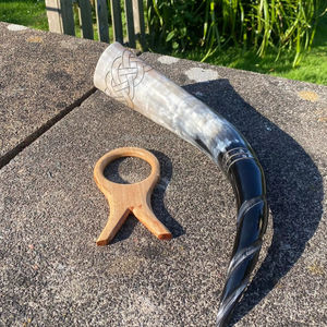 Cuerno Vikingo Grande Pulido para Beber con Soporte, Estilo Animal, Auténtico y Seguro para Alimentos, Sin Fugas - Product Image 1