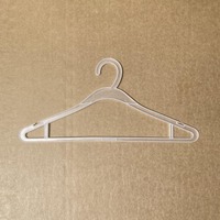 Cintres en plastique jetables antidérapants avec logo personnalisé et rainures pour nettoyeurs à sec, magasins de vêtements et placards domestiques - Vente en gros usine