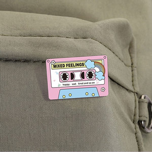 Spilla in metallo smaltata personalizzata a tema <span class=keywords><strong>cassetta</strong></span> musicale 'Mixed Feelings' rosa, stile retrò, con motivo arcobaleno, regalo creativo - Product Image 4