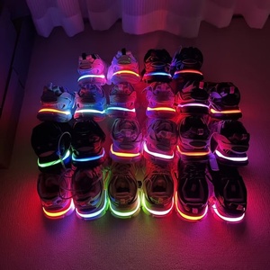 Sneakers légères tendance de créateurs, noires, à lacets, respirantes, avec LED, chaussures de luxe pour hommes, vente en gros - Product Image 3