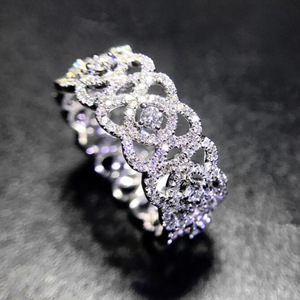Anello Floreale Traforato da Donna, Design Elegante a Cerchio Completo, Gioiello Minimalista di Lusso per Uso Quotidiano - Product Image 1