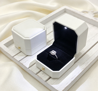 Boîte carrée en PU blanc mat haut de gamme, faite à la main, avec fermeture magnétique, doublure en velours noir, couvercle rabattable, éclairage LED intégré