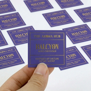 สติกเกอร์ติดขวดเทียนกันน้ำแบบเป็นมิตรกับสิ่งแวดล้อม รูปทรงตามสั่ง พิมพ์ด้วย UV พร้อมกาวในตัว - Product Image 5