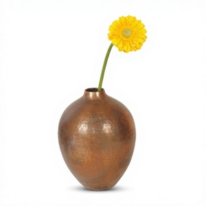 Vase à fleurs en cuivre antique rustique avec forme de bulbe arrondie et finition texturée martelée, style artisanal élégant, décoratif - Product Image 1