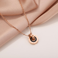 Collier de couple populaire européen et américain en acier inoxydable plaqué or rose avec pendentif double anneau chiffres romains, simple et élégant
