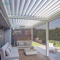 Pergola moderne en aluminium blanc à toit à lamelles orientables, solution d'ombrage imperméable et résistante aux intempéries pour terrasse arrière-cour