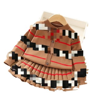 Completo per <span class=keywords><strong>Bambine</strong></span> Autunno Inverno 2025, Nuovo Stile Occidentale, Abito in Maglia Acrilica a Righe, Set Alla Moda con Gonna Plissettata - Product Image 3