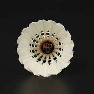 सबसे ज्यादा बिकने वाली टिकाऊ उच्च गुणवत्ता वाली कुनली बैडमिंटन शटलकॉक 2 लेयर कॉर्क कांस्य ओएम गोज पंख बैडमिंटन शटलकॉक - Product Image 2