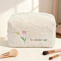 Tas Makeup Bordir dengan Desain Bunga Estetis, Kantong Bulu Teddy untuk Wanita, Hadiah Lucu untuk Pengiring Pengantin, Ulang Tahun, Natal