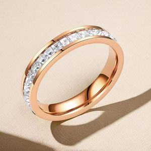 Bague en acier inoxydable transfrontalière, style luxe léger pour femme, avec diamants pavés étoilés, non décolorante, plaquée électrolytiquement - Product Image 4
