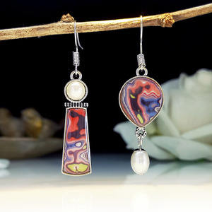 Orecchini Pendenti Vintage Asimmetrici con Effetto Vetro e Dettagli Colorati, Design Retrò, Accessori di Moda per Donne - Product Image 4