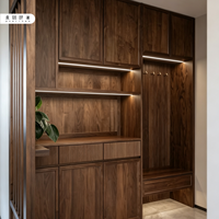Mueble de Entrada de Madera Color Nogal Personalizado para Proyecto Residencial, Sistema de Almacenamiento para Vestíbulo con Paneles Acanalados y Banco para Sentarse