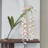 Hochwertige Künstliche Glockenblumen, Maiglöckchen und Glyzinien als Hängende Windspiele, Plastik-Seidenblumen für Florale Dekorationen