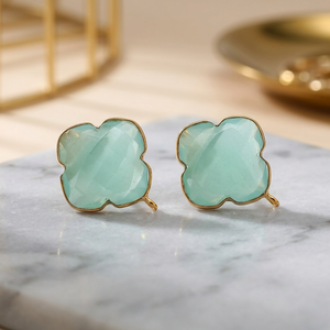 Boucles d'oreilles clous en laiton faites à la main avec pierres précieuses, plaquées rhodium, style bohème pour enfants, idéales pour les fêtes - Product Image 4