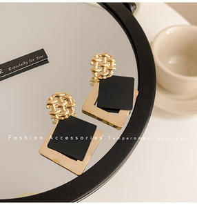 Boucles <span class=keywords><strong>d</strong></span>'Oreilles Pendantes Tendance Coréennes, Plaqué <span class=keywords><strong>Or</strong></span>, Carrées <span class=keywords><strong>et</strong></span> Géométriques Noires avec Paillettes Métalliques - Product Image 3