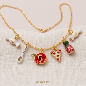 Les confiseries dorées |   Breloques en laiton plaqué or 18 carats, peintes à la main, émaillées, pour la fabrication de bijoux |   Pendentifs Cuillères Rose, Alimentaire, Bonbon - Product Image 2