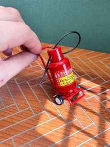 Accessoire extincteur miniature en métal pour poupée BJD bricolage <span class=keywords><strong>maison</strong></span> de poupée Mini figurine elfe <span class=keywords><strong>maison</strong></span> de poupée Mini Style jouet - Product Image 2