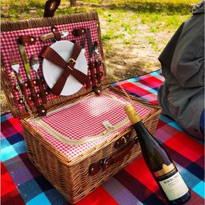 Cesta de Regalo Navideña de Mimbre Natural de Lujo - Cesta de Picnic Impermeable con Plato y Cubiertos Incluidos - Product Image 4