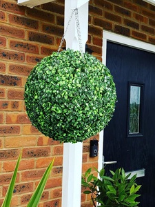 Plante artificielle décorative verte en plastique effet gazon pour jeu de boules, idéale pour terrain de bocce, avec petites boules sur gazon - Product Image 2