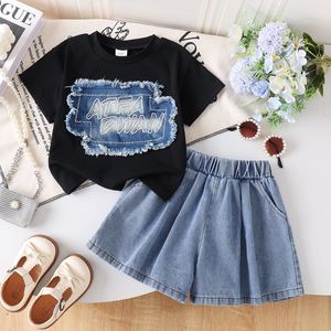 Set Abbigliamento <span class=keywords><strong>Bambina</strong></span> Estate 2026: T-shirt Nera con Patch a Maniche Corte + <span class=keywords><strong>Pantaloncini</strong></span> in Denim, Completo 2 Pezzi - Product Image 3