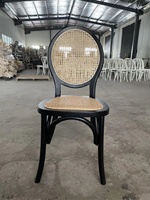 Chaise Monet en rotin en bois empilable pour mariage, événement, location de fête, salle à manger