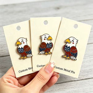 Broches d'animaux de dessin animé tendance en gros, mignonnes, en émail dur, motif aigle chauve, avec emballage personnalisé et <span class=keywords><strong>carte</strong></span> de présentation - Product Image 1