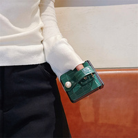 Étui de téléphone portable élégant et luxueux avec bracelet en perles et motif crocodile pour Z Flip 7 6 5, avec dragonne, coque de protection tendance