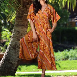 Mono Corto Casual con Estampado Hawaiano, Cuello en V, Plisado, Diseño OEM, Mono de Rayón Personalizado para Mujer - Product Image 1