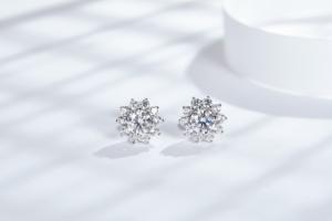 Pendientes de Flor de Girasol Plateados en Rodio, Diseño Lujoso con Silicona - Product Image 5