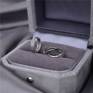 Orecchini in acciaio inossidabile placcato oro 14k alla moda stile di incisione maschio cerchio in acciaio per matrimoni - Product Image 4