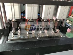 Soffiatrice per bottiglie soffiatrice per bottiglie semiautomatica a 4 cavità con caricamento automatico di preforme per acqua pura e Jui - Product Image 4