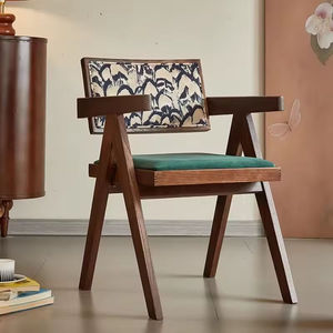 Fauteuil moderne en bois massif avec dossier à motifs et coussin vert pour salon, salle à manger et bistrot - Product Image 1