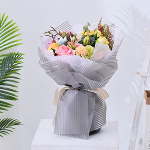 Ventes directement étanches en usine 10 couleurs 58*58 papier autocollant mat à rayures douces et ravissantes papier d'emballage de fleurs pour fleurs - Product Image 5