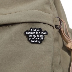 Spilla Smaltata con Scritta 'Eppure Nonostante il Look sul Mio Viso <span class=keywords><strong>Stai</strong></span> Ancora Parlando' per Zaino - Product Image 6
